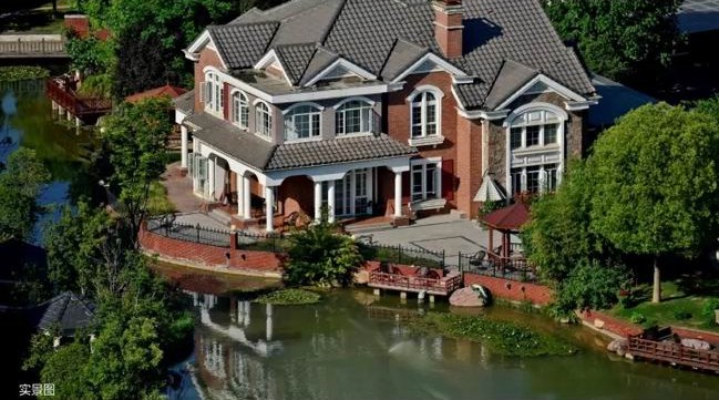 一湖潋天地，，，一墅悦人生